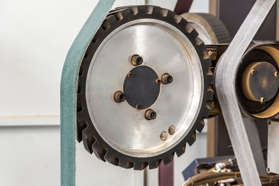 acheter Machine d'ébavurage robotique en métal de compensation automatique de position fabrication en ligne