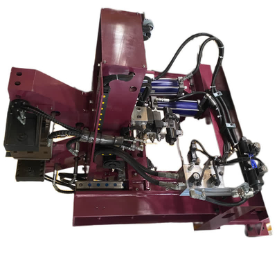Un métal de basse pression d'opération machine de moulage mécanique sous pression avec un manipulateur