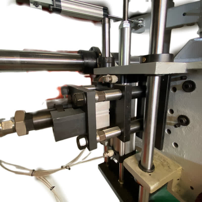 Machine industrielle de tir de noyau de sable d'usine de vente chaude de la DZ pour le robinet en métal avec le convoyeur