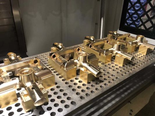 Machine de polissage automatique de robinet avec systèmes rotatifs à 6 axes et quatre stations